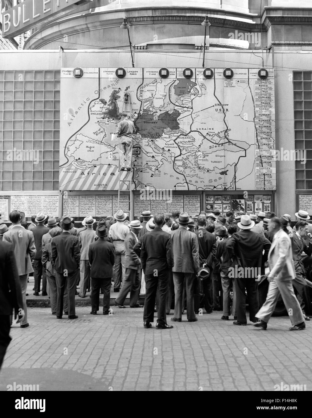 1940s CROWD READING WAR MAP IN FRONT OF PHILADELPHIA BULLETIN BUILDING PHILADELPHIA PA USA Stock Photo