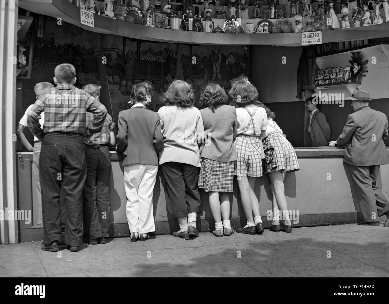 1940s LINE OF ANONYMOUS CHILDREN LINING COUNTER AT AMUSEMENT PARK GAME BOOTH PALISADES PARK FORT LEE NEW JERSEY USA Stock Photo