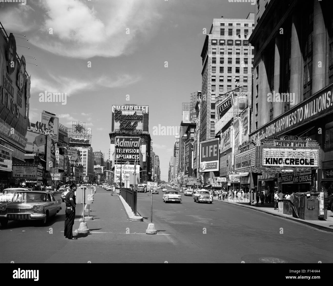 1950s LOOKING NORTH UP BROADWAY FROM TIMES SQUARE TO DUFFY SQUARE KING CREOLE ON MOVIE MARQUEE MANHATTAN NEW YORK CITY USA Stock Photo