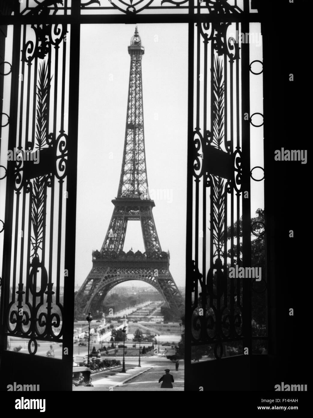 1920s EIFFEL TOWER BUILT 1889 SEEN FROM TROCADERO WROUGHT IRON DOORS PARIS FRANCE Stock Photo