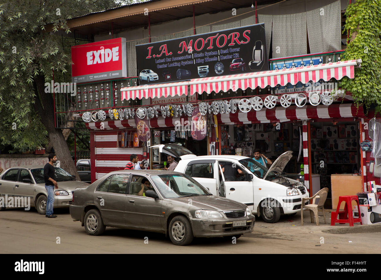 India, Jammu & Kashmir, Srinagar, Hazratbal, car ownership, motor parts shop Stock Photo