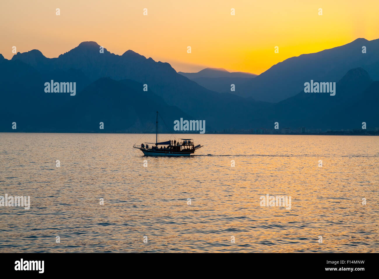 Cruise ship in tourist hi-res stock photography and images - Alamy