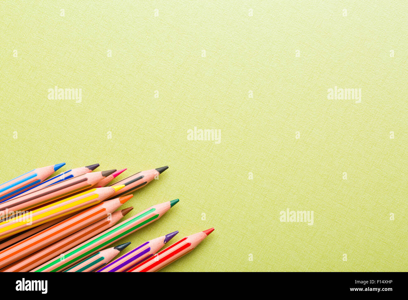 https://c8.alamy.com/comp/F14XHP/top-view-of-colour-pencils-on-table-F14XHP.jpg