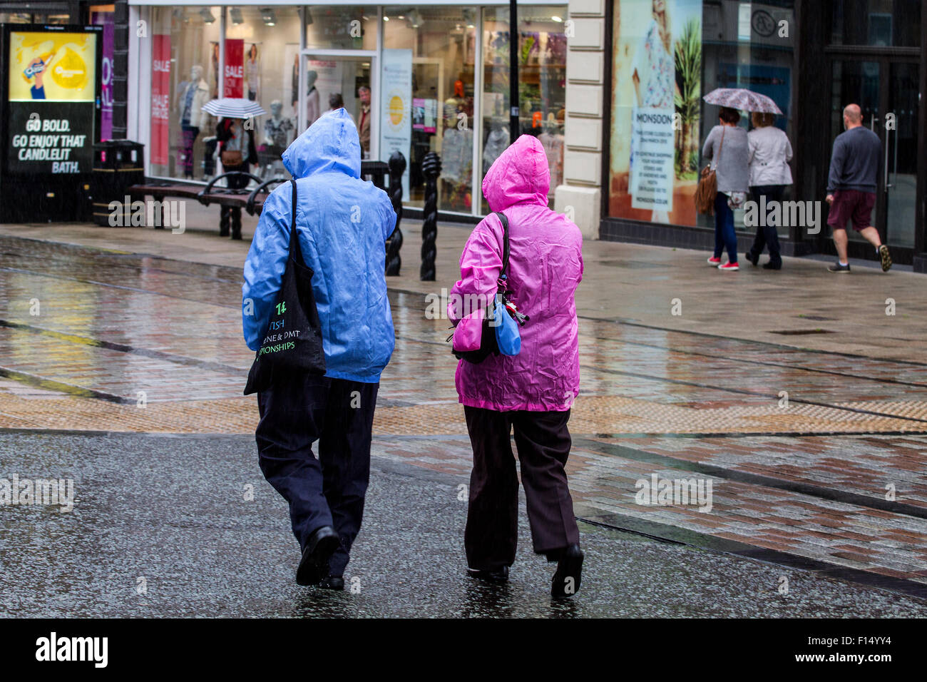 Dundee, Scotland, UK. 27th August, 2015. Weather Shoppers were caught in sudden downpours