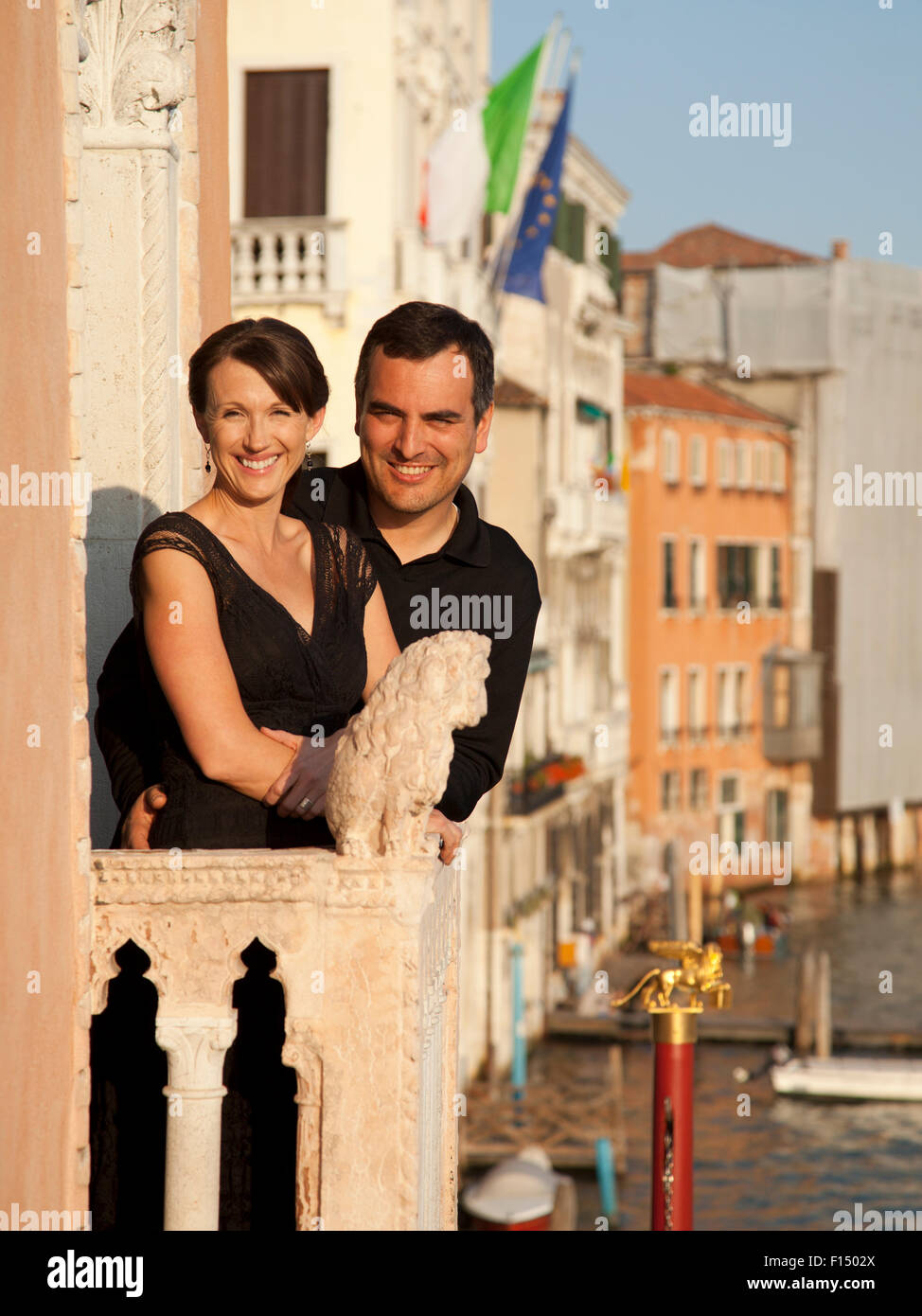 Couple on gondola venice hi-res stock photography and images - Alamy