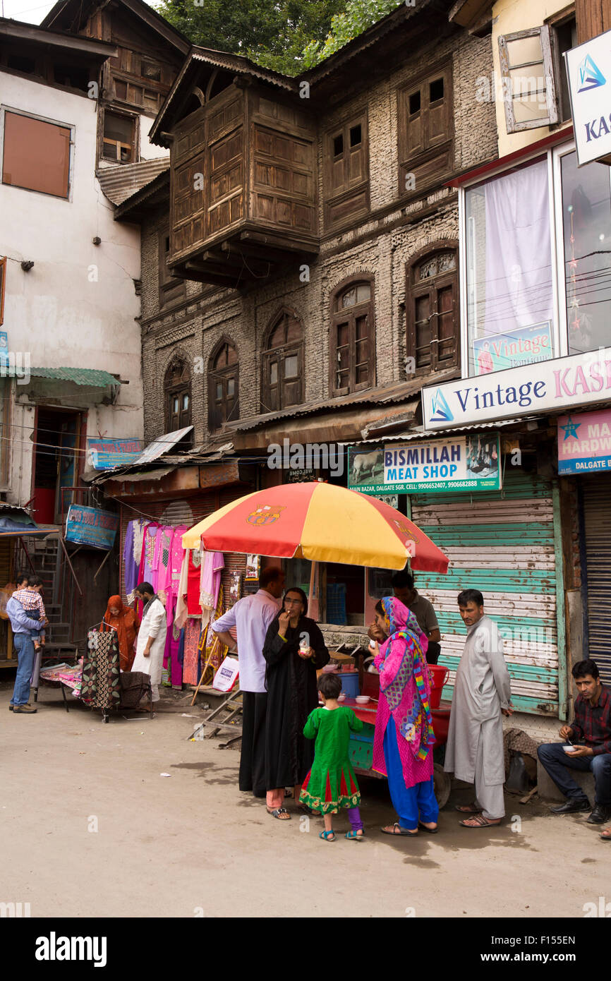 India, Jammu & Kashmir, Srinagar, Dalgate, colourfully dressed women eating ice cream under shade of umbrella Stock Photo