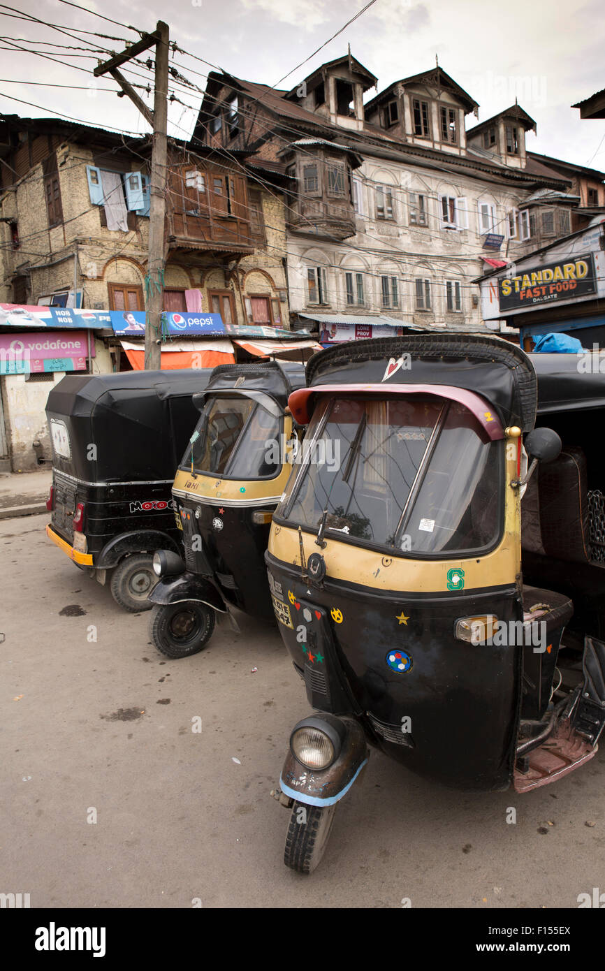 India, Jammu & Kashmir, Srinagar, Dalgate, autorickshaws parked at taxi stand Stock Photo
