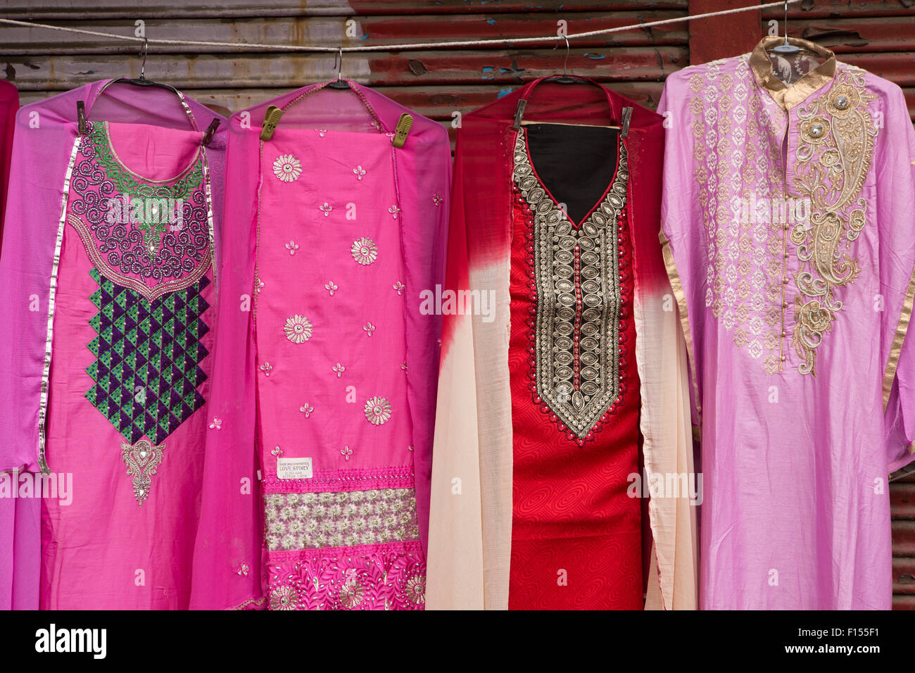 India, Jammu & Kashmir, Srinagar, Hazratbal, colourfully dyed women’s shalwar kameez clothing on clothes stall Stock Photo