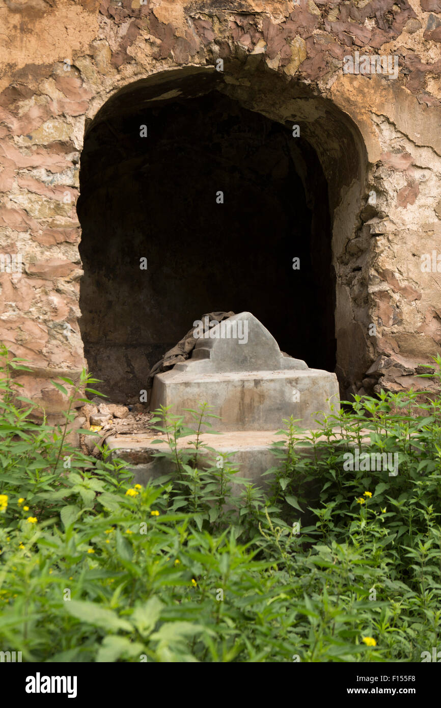 India, Jammu & Kashmir, Srinagar, Kathi Darwaza, Moslem grave set inside ancient city wall Stock Photo