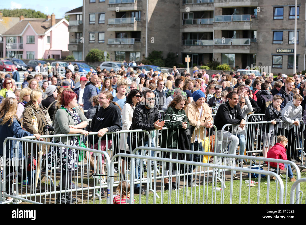 Weston-s-Mare, UK. 27th August 2015. Early morning sunshine encourages a large turnout hoping to get entry to Banksy's Dismaland Fun Park. The crowd cheer having just been told 100 tickets have just become available. Credit:  Stephen Hyde/Alamy Live News Stock Photo