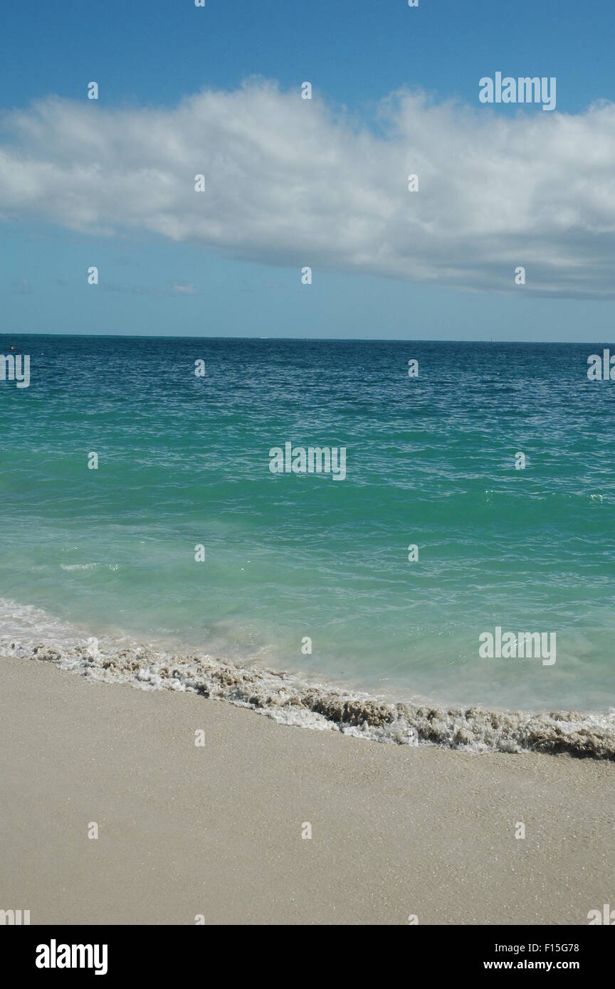 Breaking shore line hi-res stock photography and images - Alamy