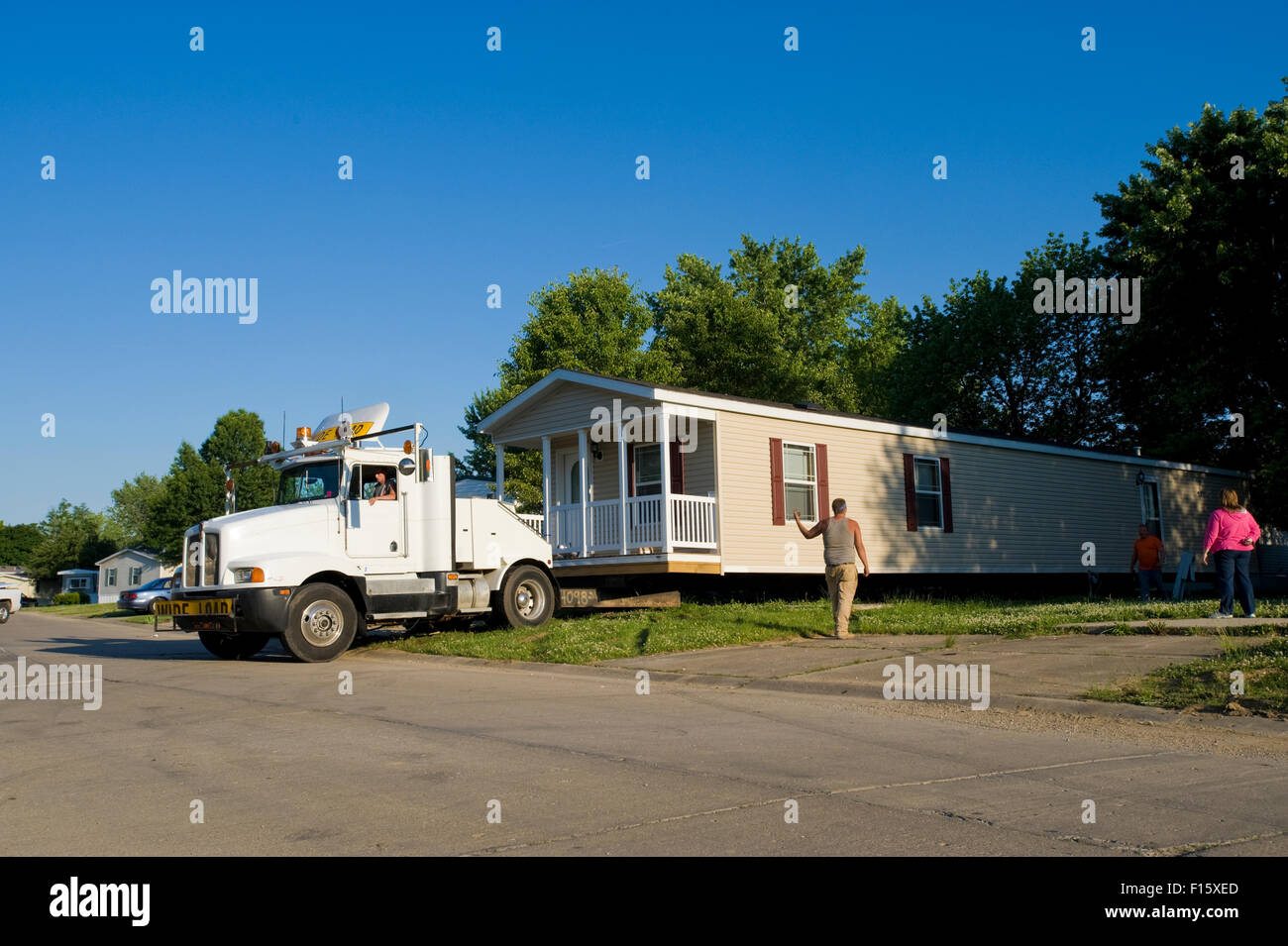New mobile home being moved into place in trailer park Stock Photo Alamy