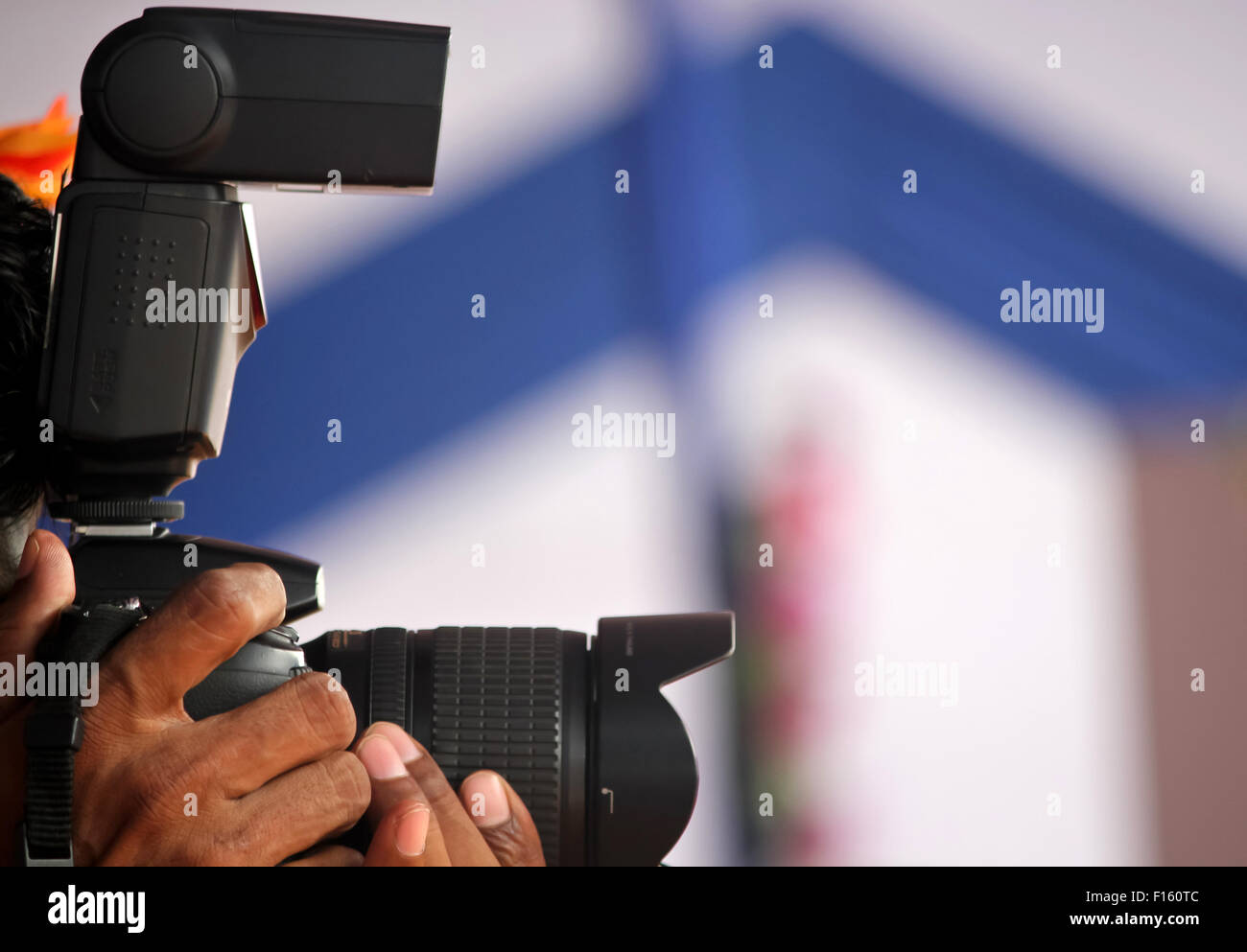 Journalist holding camera Stock Photo Alamy