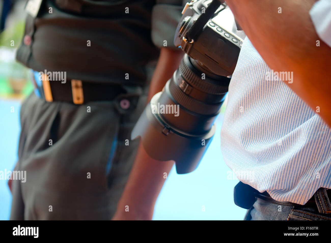 Journalist holding camera Stock Photo Alamy