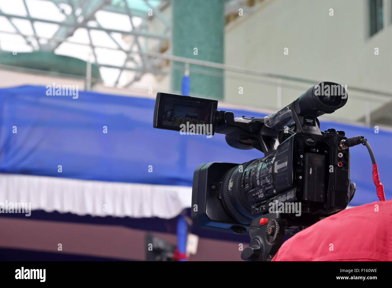 Journalist holding camera Stock Photo Alamy