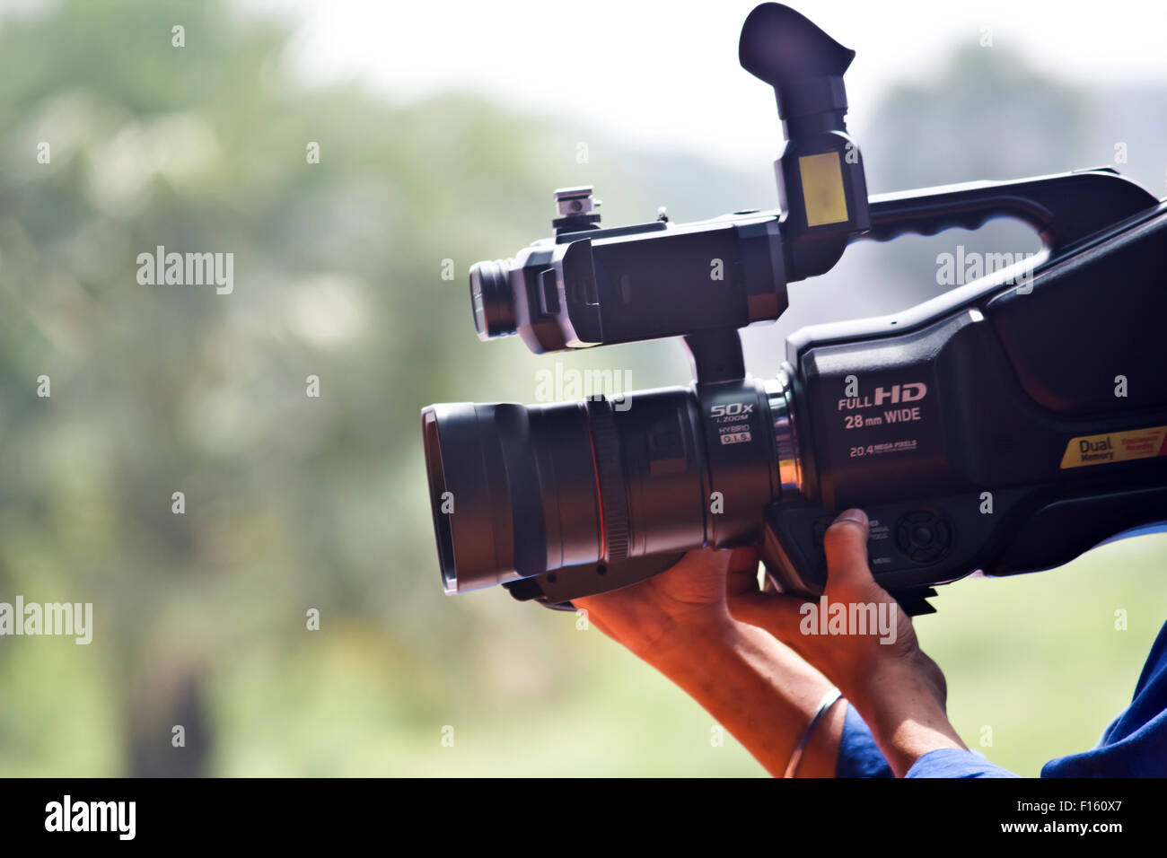 Journalist holding camera Stock Photo Alamy