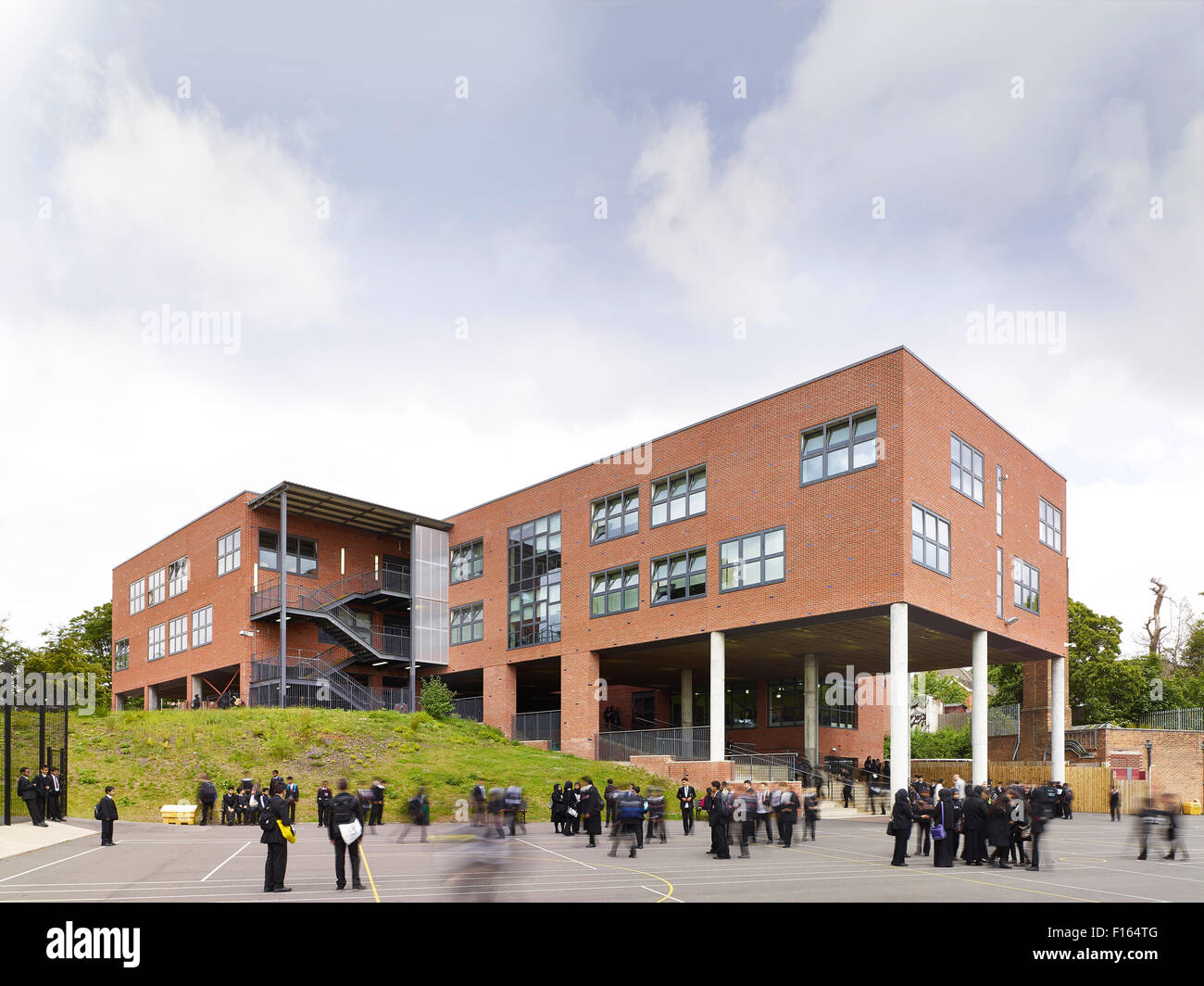 Школы в японии внутри. Школьники в америке. Эмблема некрасовского колледжа в кружочке. Многонациональная школа. Кунпан дудзи.