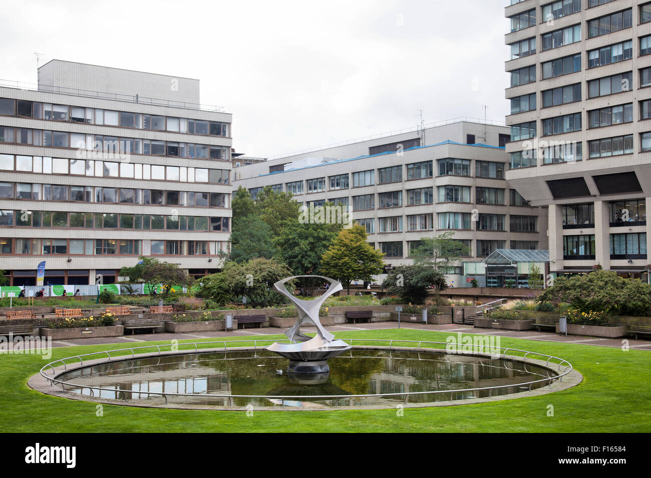 St Thomas's Hospital Naum Gabo Fountain in the Garden - London UK Stock Photo