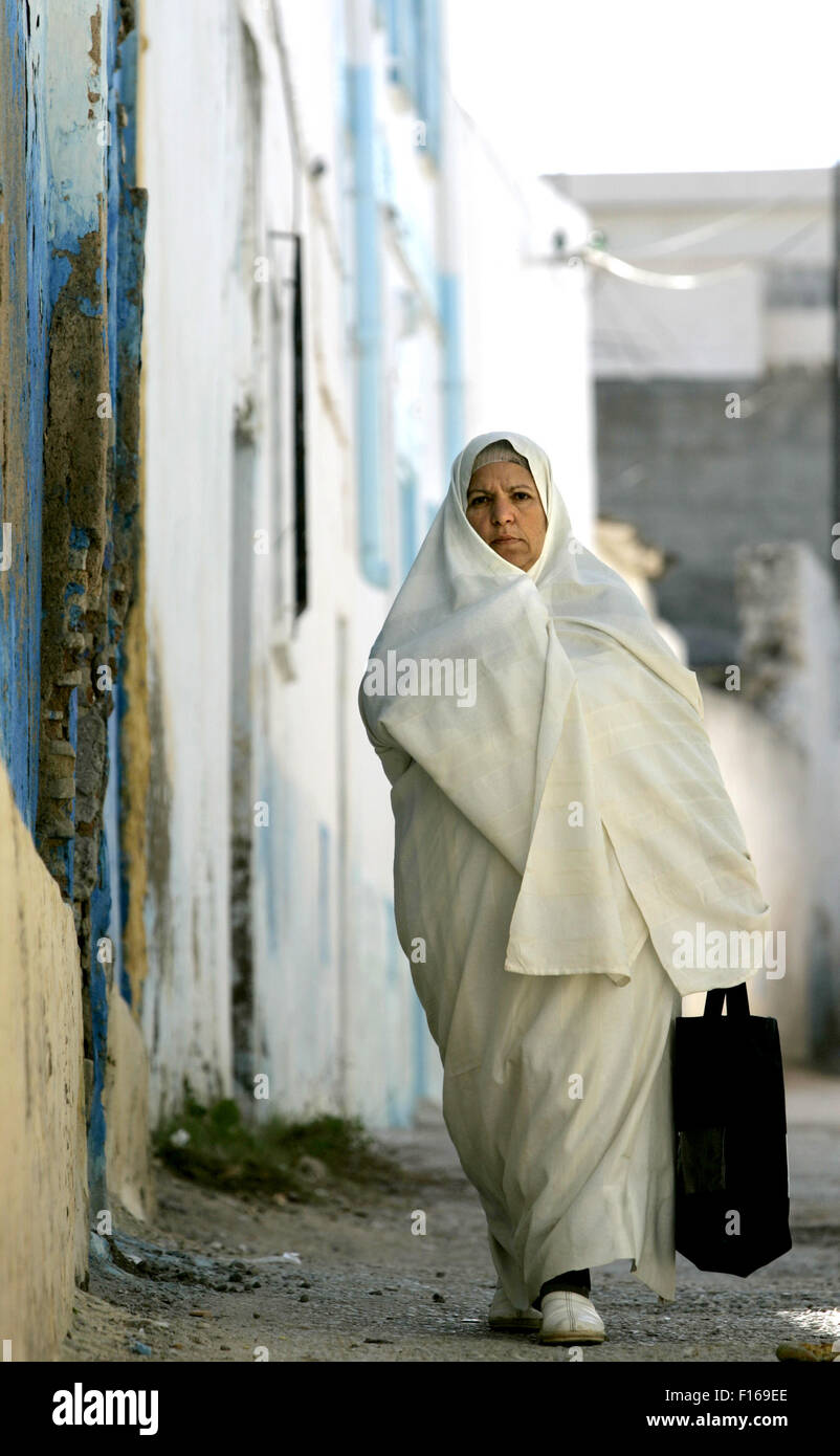 Woman Tunisia Berber Headscarf Stock Photos & Woman Tunisia Berber