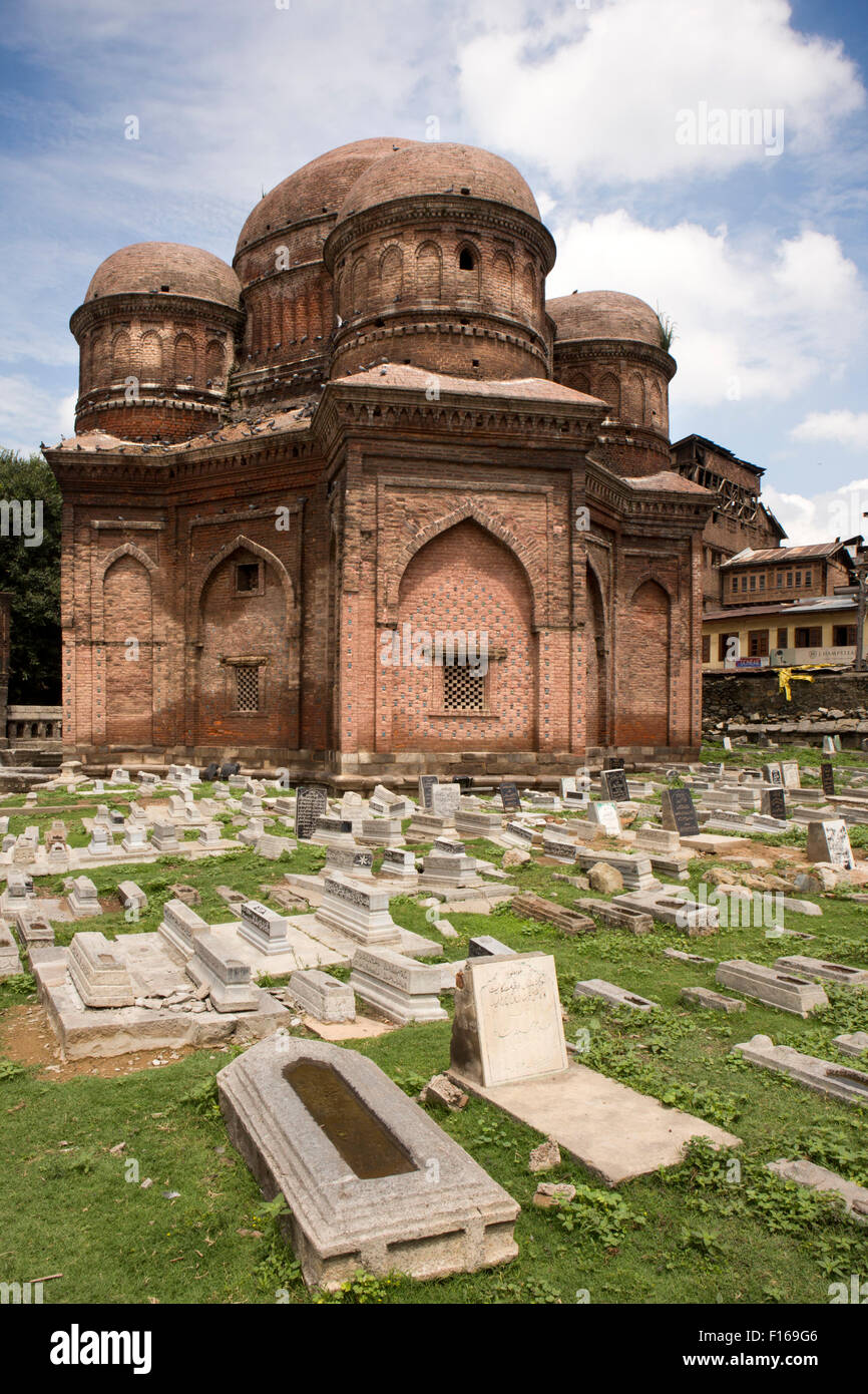 India, Jammu & Kashmir, Srinagar, Zaina Kadal Nazaar, Budshah tomb, mausoleum of King Zain-ul-Abidin’s mother Stock Photo