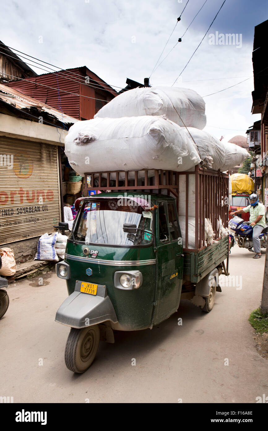 India, Jammu & Kashmir, Srinagar, old city, Sri Ranbir Gunj bazaar, overloaded piaggio Ape autorickshaw pickup Stock Photo