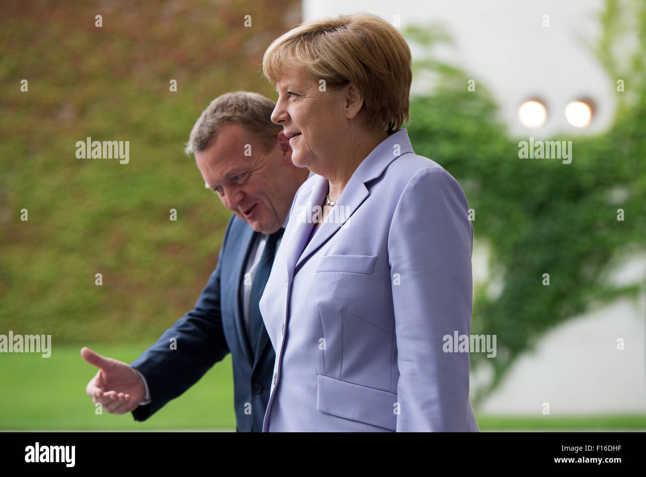 Berlin, Germany. 28th Aug, 2015. German Chancellor Angela Merkel (CDU, R) welcomes Denmark's Prime Minister Lars Lokke Rasmussen with military honors in front of the German Chancellery in Berlin, Germany, 28 August 2015. During a lunch meeting Merkel and Rasmussen will discuss european politics, German-Danish bilateral relations and international matters. Credit:  dpa picture alliance/Alamy Live News Stock Photo