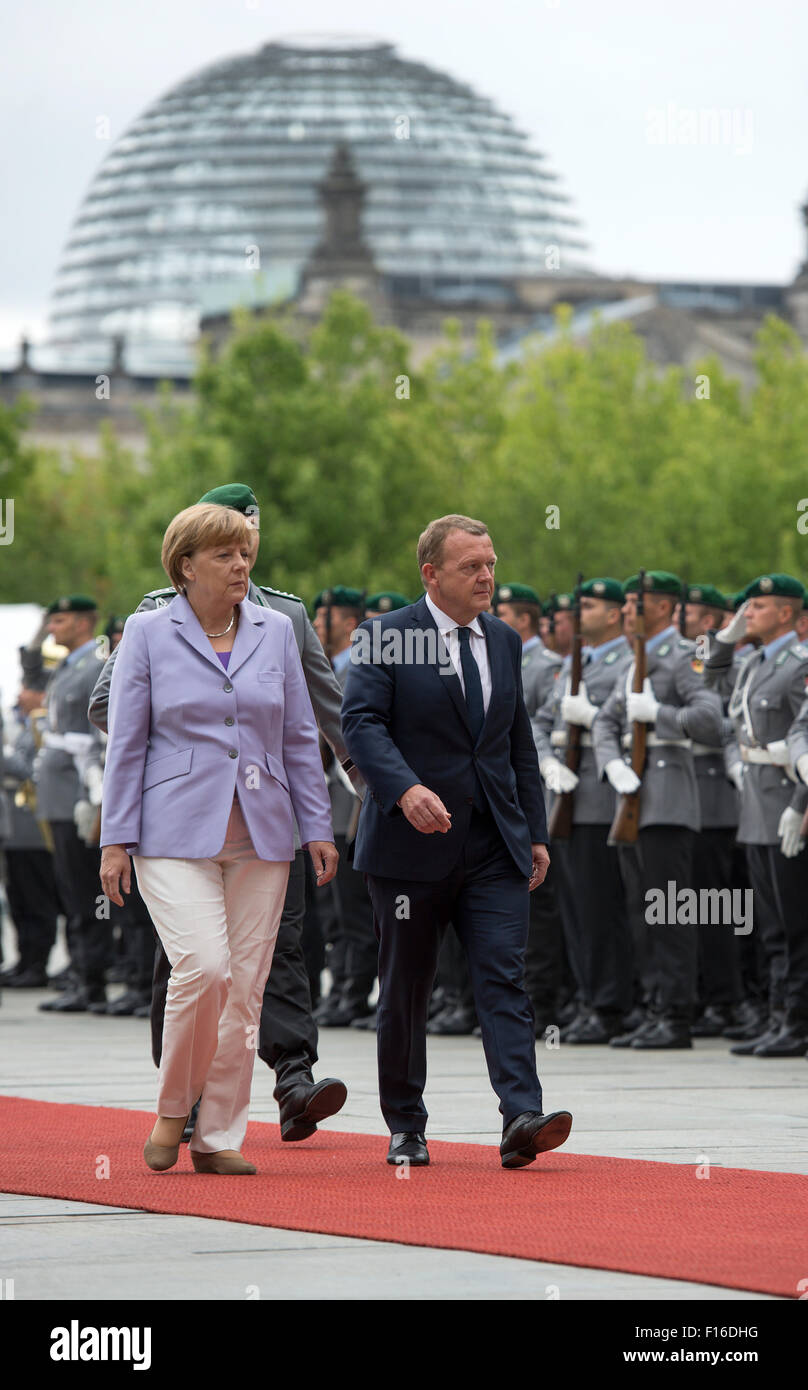 Berlin, Germany. 28th Aug, 2015. German Chancellor Angela Merkel (CDU, R) welcomes Denmark's Prime Minister Lars Lokke Rasmussen with military honors in front of the German Chancellery in Berlin, Germany, 28 August 2015. During a lunch meeting Merkel and Rasmussen will discuss european politics, German-Danish bilateral relations and international matters. Credit:  dpa picture alliance/Alamy Live News Stock Photo