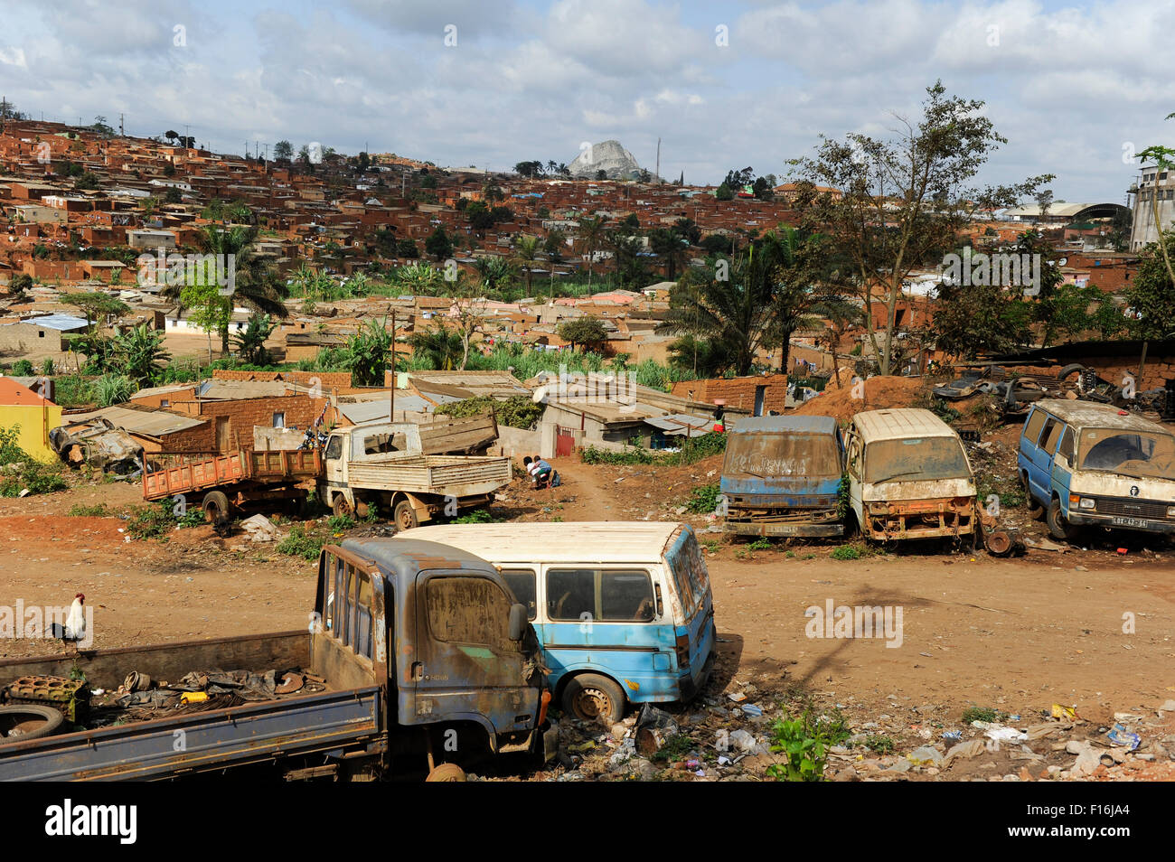 ANGOLA, car wreck and slum at the outskirts of Gabela, the former coffee growing area during portuguese colonial time Stock Photo