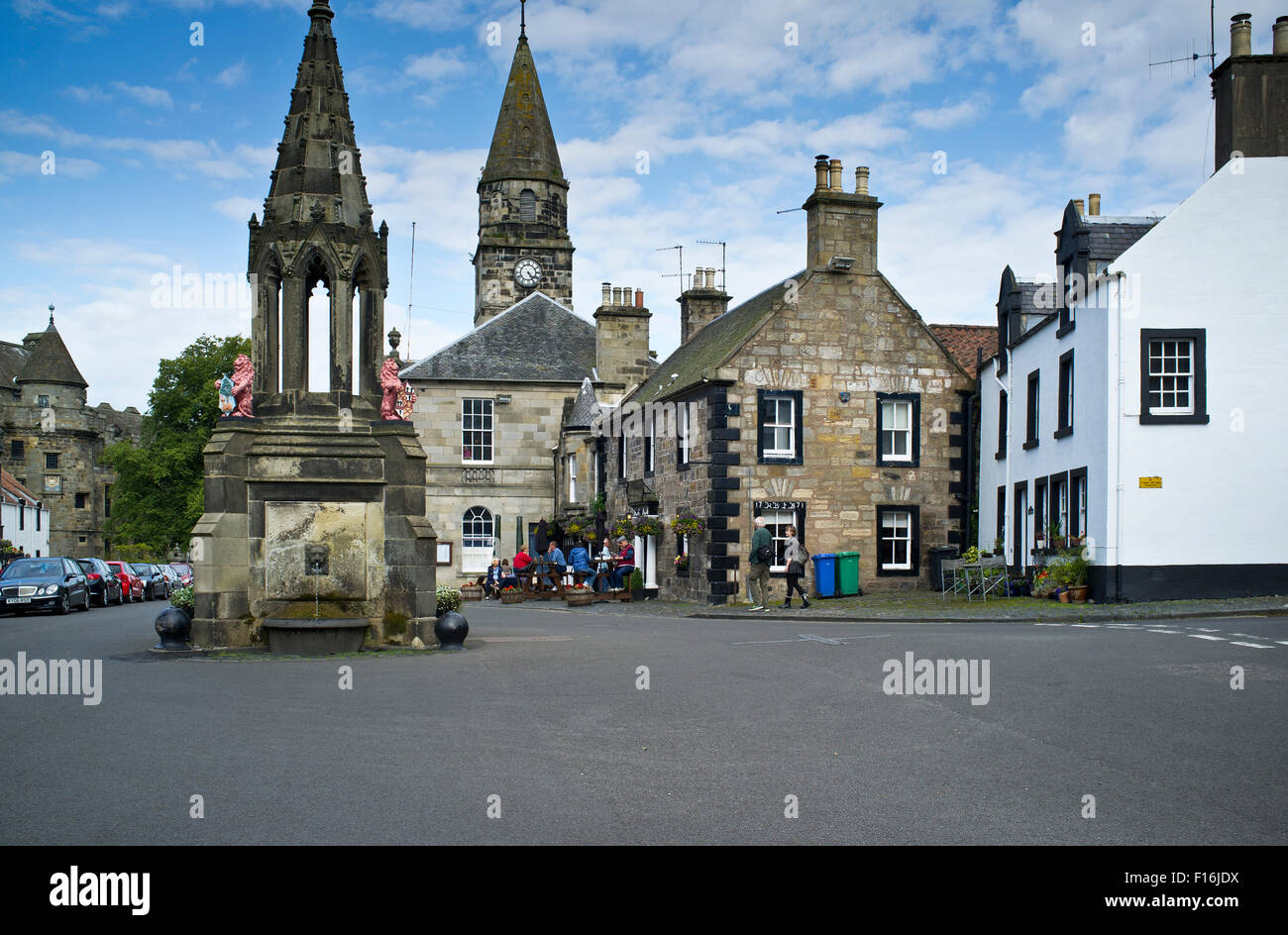 dh High Street FALKLAND FIFE Falkland village High street Market place Bruce fountain people outside pub town centre scotland Stock Photo