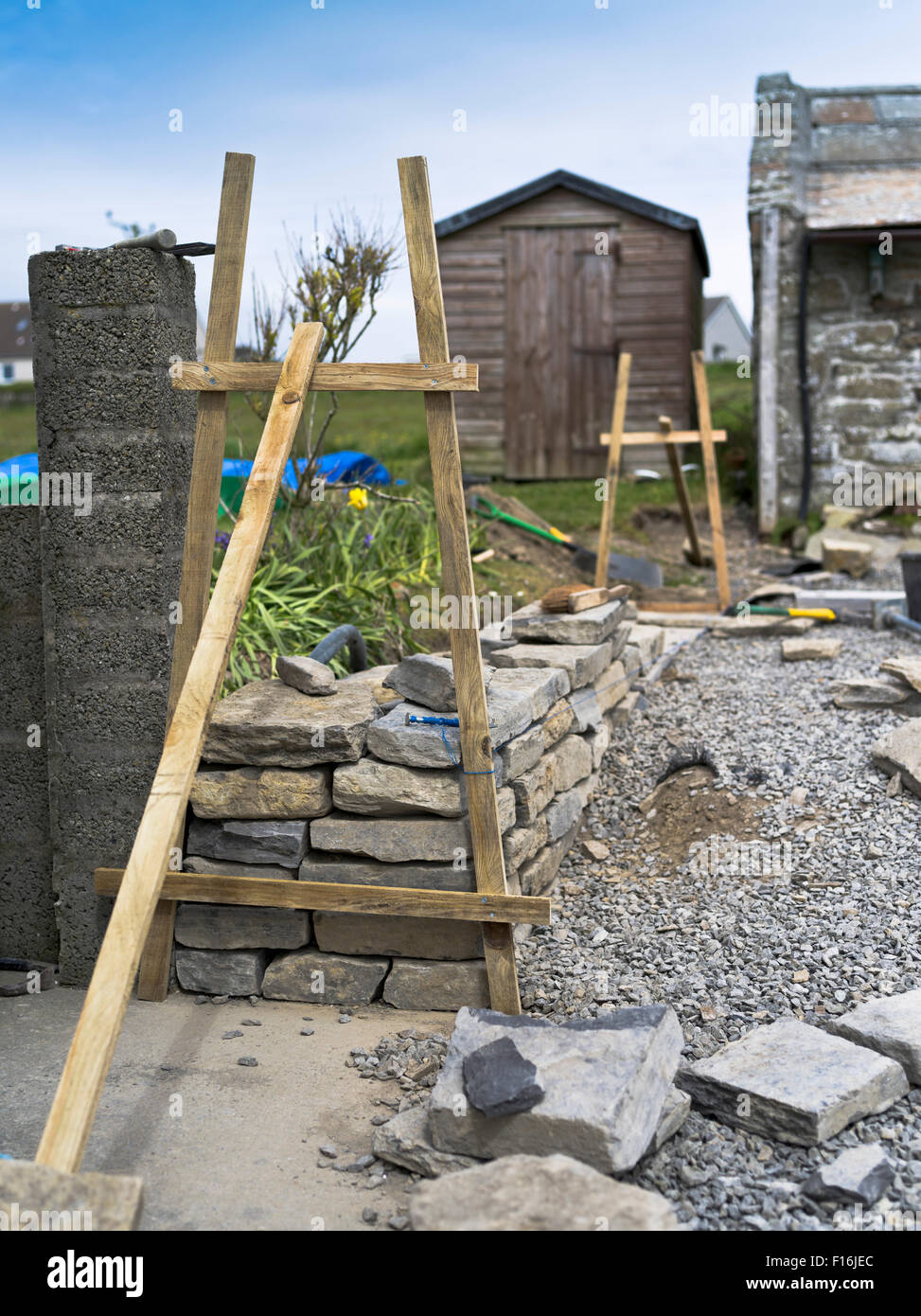 dh Dry stone wall STONEWALL UK Drystone making walls walling building using batter frame preparation Stock Photo
