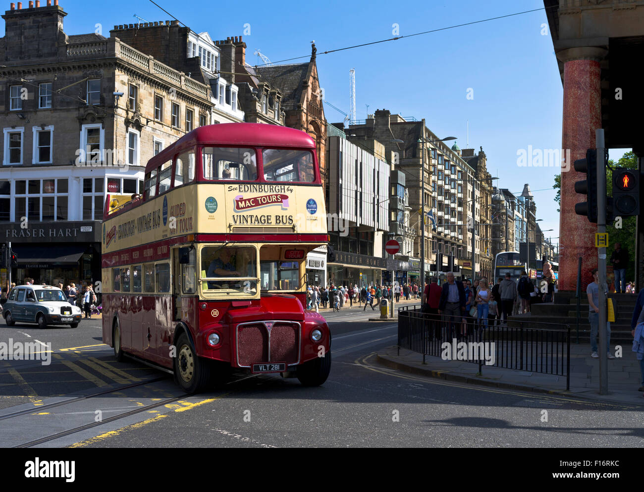 dh  PRINCES STREET EDINBURGH Sightseeing Edinburgh vintage bus open top double decker tour Stock Photo