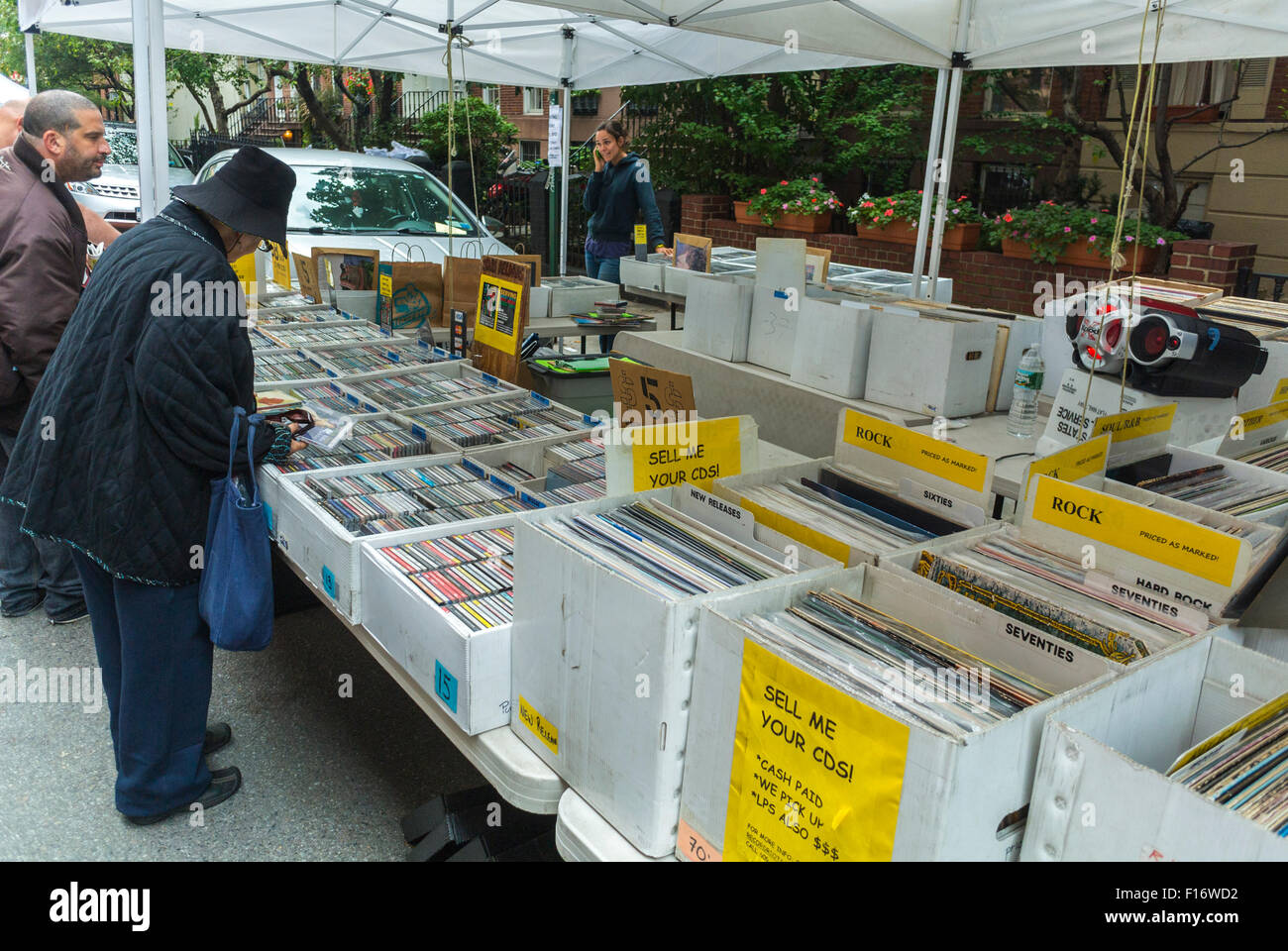 New York City, USA, People Shopping, Record Store, Vinyl Vintage Records on Display in Boxes at Chelsea Street Flea Market, Street Vendor, browsing vintage shop, Record Store usa Stock Photo