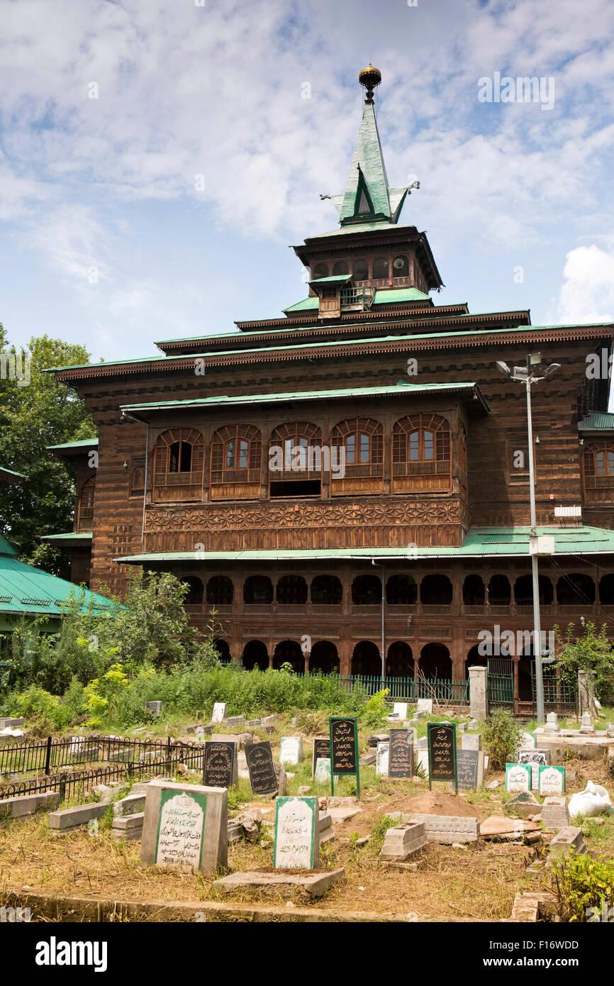 India, Jammu & Kashmir, Srinagar, Khanqah-i-Mu’ala, Shah Hamdan Mosque from graveyard Stock Photo