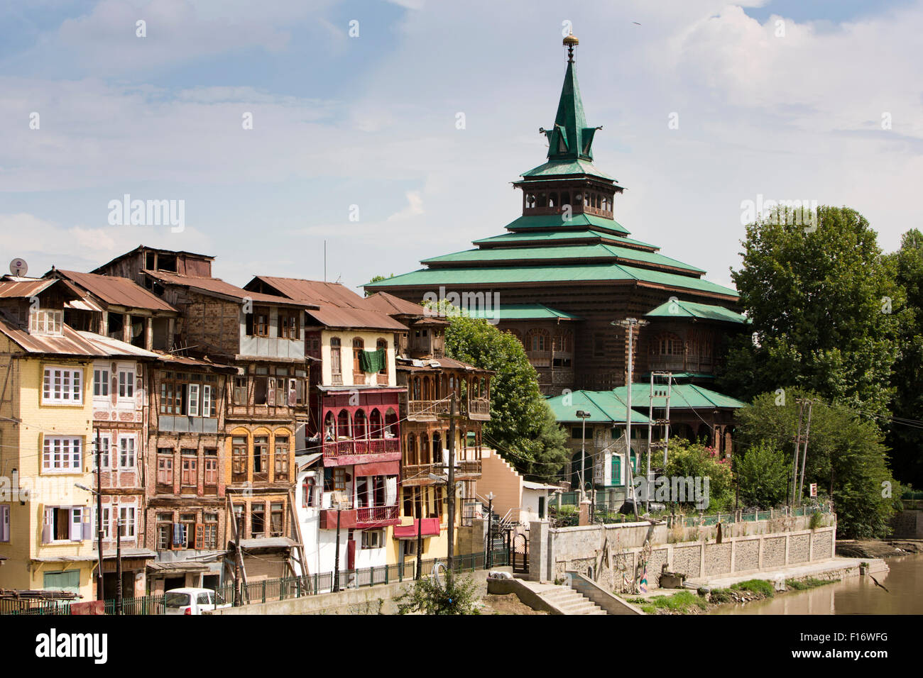 India, Jammu & Kashmir, Srinagar, historic, Khanqah-i-Mu’ala, Shah Hamdan Mosque on banks of Jhelum river Stock Photo