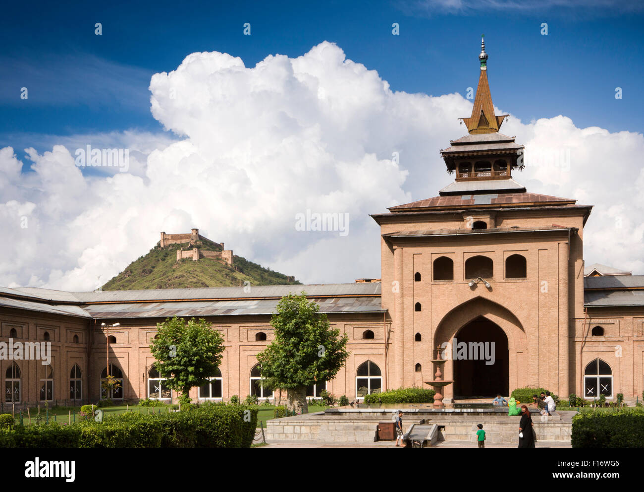 India, Jammu & Kashmir, Srinagar, Nowhatta, Jamia Masjid, courtyard, and Hari Parbat fort above sity Stock Photo
