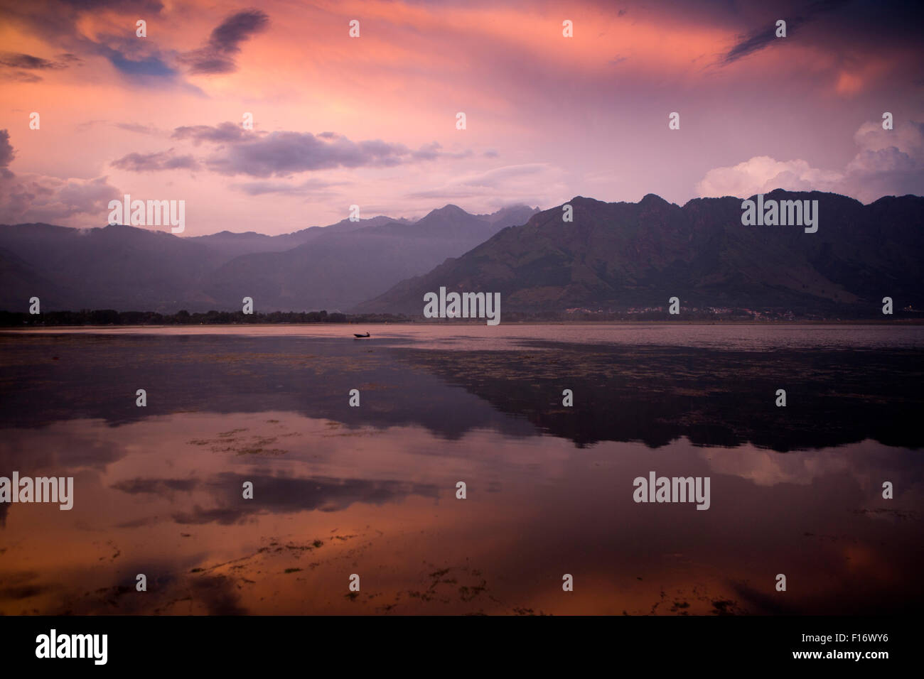 India, Jammu & Kashmir, Srinagar, Zabarwan mountains reflected in Dal Lake at daybreak Stock Photo
