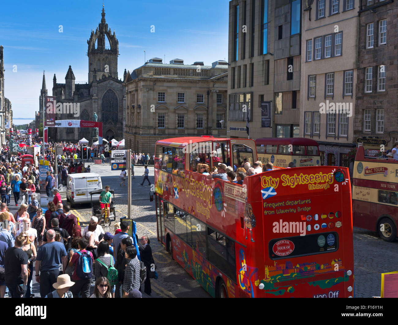 dh Lawnmarket THE ROYAL MILE EDINBURGH City Sightseeing Tour bus tourists in street scotland tourist Stock Photo