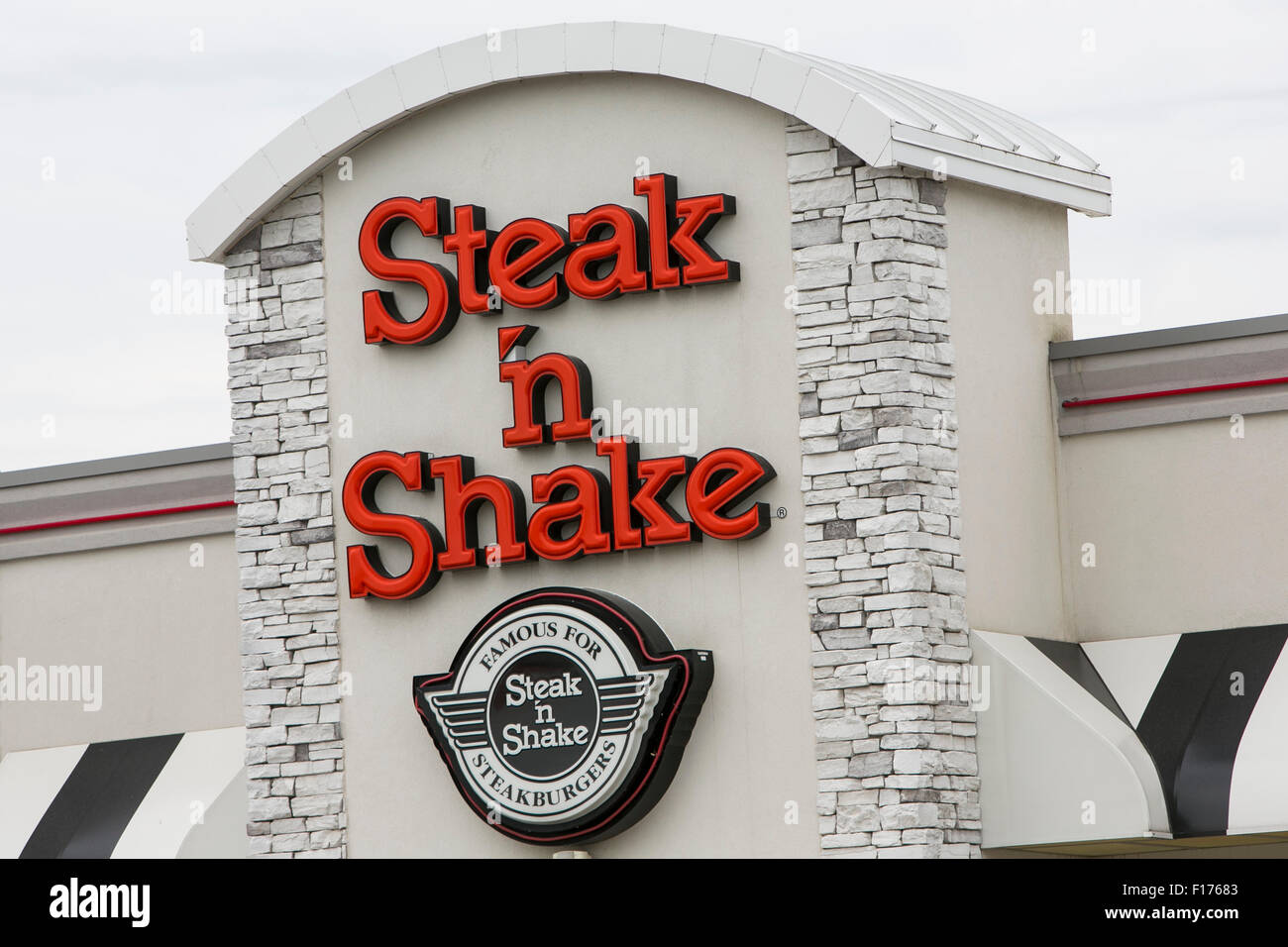 A logo sign outside of a Steak 'n Shake fast food restaurant in Indianapolis, Indiana on August 15, 2015. Stock Photo