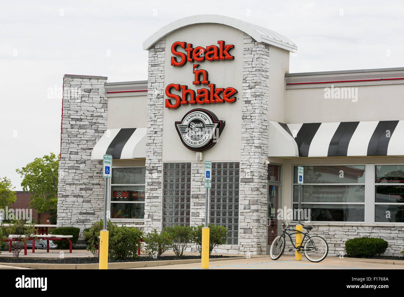 A logo sign outside of a Steak 'n Shake fast food restaurant in Indianapolis, Indiana on August 15, 2015. Stock Photo