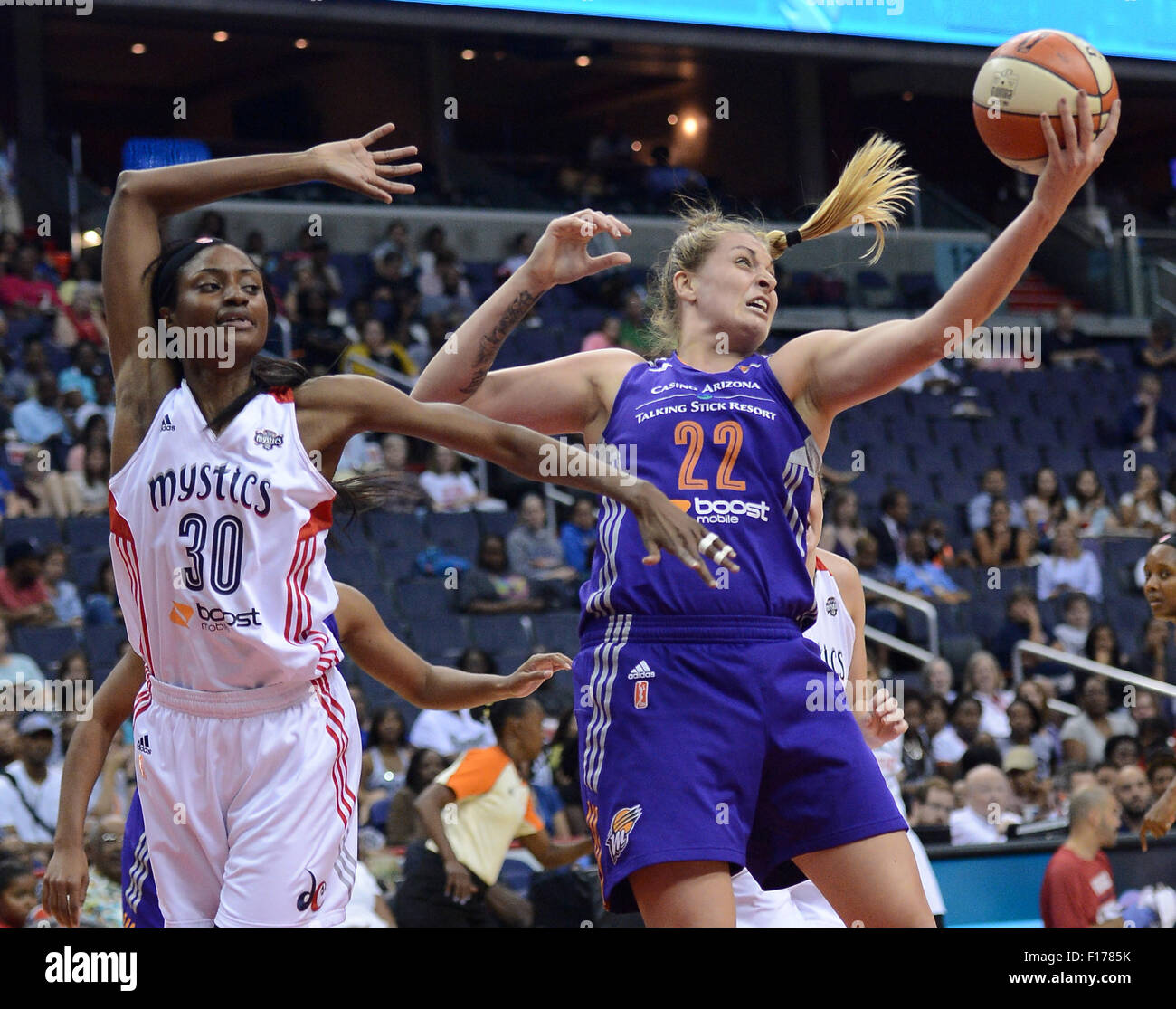 Washington, DC, USA. 28th Aug, 2015. 20150828 - Phoenix Mercury center Cayla Francis (22) pulls in a rebound against Washington Mystics forward LaToya Sanders (30) in the first half at the Verizon Center in Washington. The Mystics defeated the Mercury, 71-63. © Chuck Myers/ZUMA Wire/Alamy Live News Stock Photo