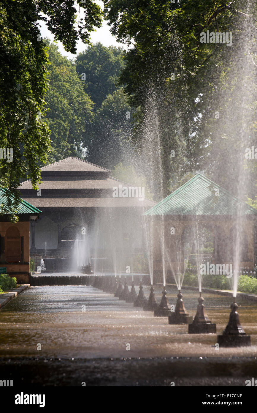 India, Jammu & Kashmir, Srinagar, Shalimar Bagh, Mughal Garden built by Emperor Jehangir, fountains at Diwan-i-Khas Stock Photo