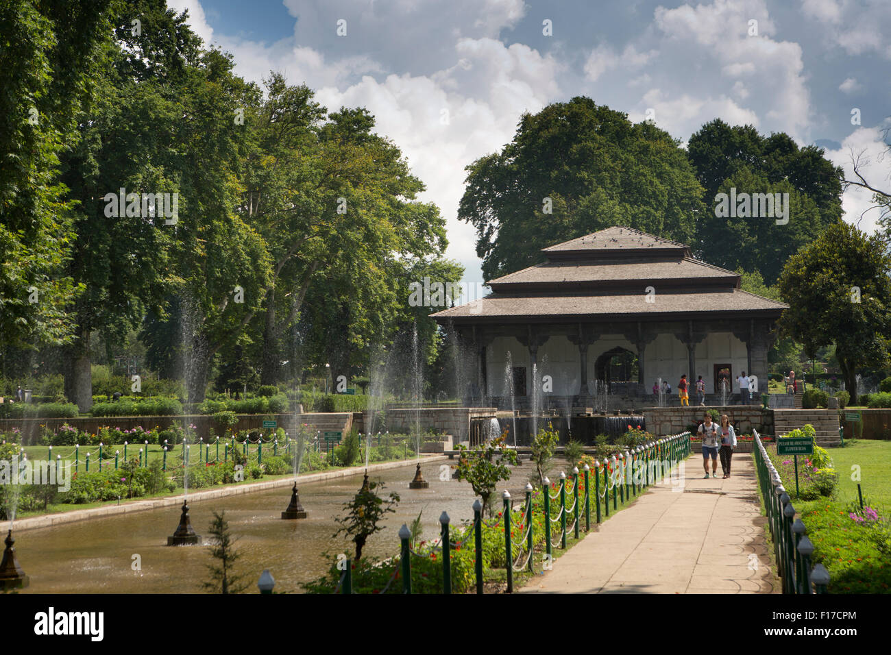 India, Jammu & Kashmir, Srinagar, Shalimar Bagh, Mughal Garden built by Emperor Jehangir, fountains at Diwan-i-Khas Stock Photo