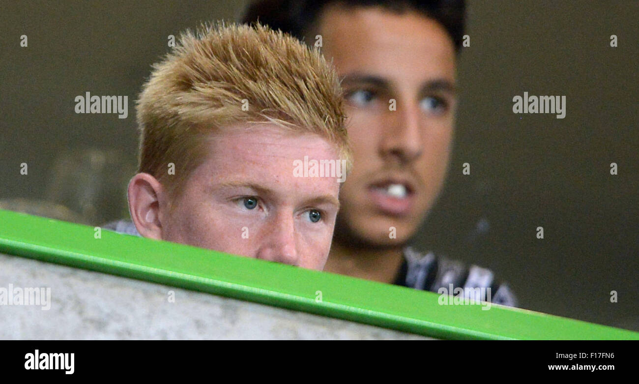 Wolfsburg, Germany. 28th Aug, 2015. Wolfsburg's Kevin De Bruyne (L) watches the German Bundesliga soccer match between VfL Wolfsburg and FC Schalke 04 in the Volkswagen Arena in Wolfsburg, Germany, 28 August 2015. De Bruyne could transfer to Manchester City soon. Photo: PETER STEFFEN/dpa (EMBARGO CONDITIONS - ATTENTION: Due to the accreditation guidelines, the DFL only permits the publication and utilisation of up to 15 pictures per match on the internet and in online media during the match.)/dpa/Alamy Live News Stock Photo