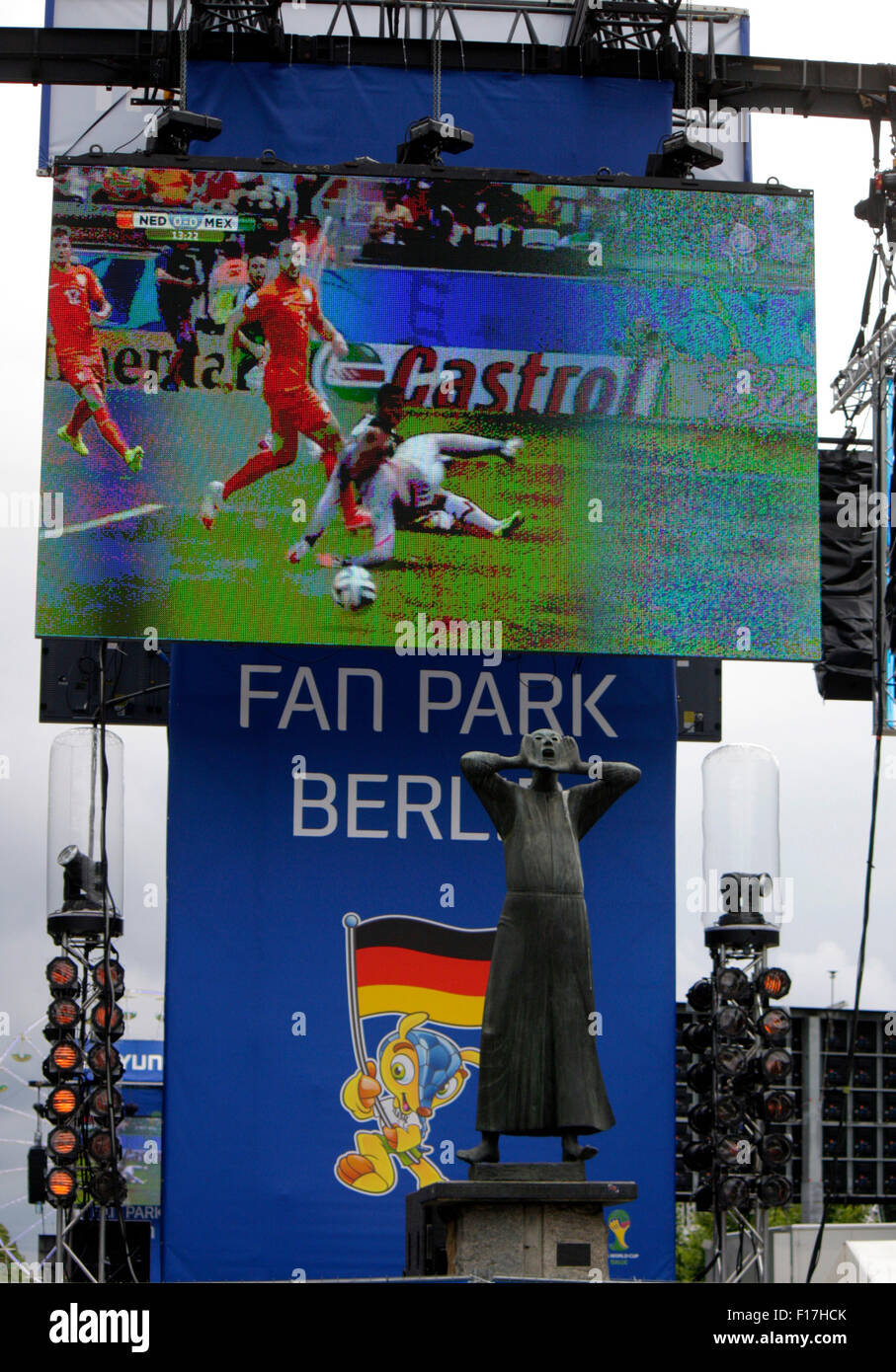 Impressionen - Fanmeile an der Strasse des 17. Juni beim Spiel Niederlande gegen Mexiko, 29, Juni 2014, Berlin. Stock Photo