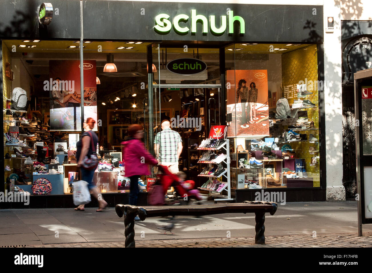 Dundee, Tayside, Scotland, UK, August 29th 2015.Weather: Bank Holiday weekend in Dundee. Shoppers enjoying the late Summer Bank Holiday weather while bargain hunting as some of the city centre shops are already advertising their Bank Holiday 'end of summer' sales in Dundee. Credit:  Dundee Photographics/Alamy Live News Stock Photo