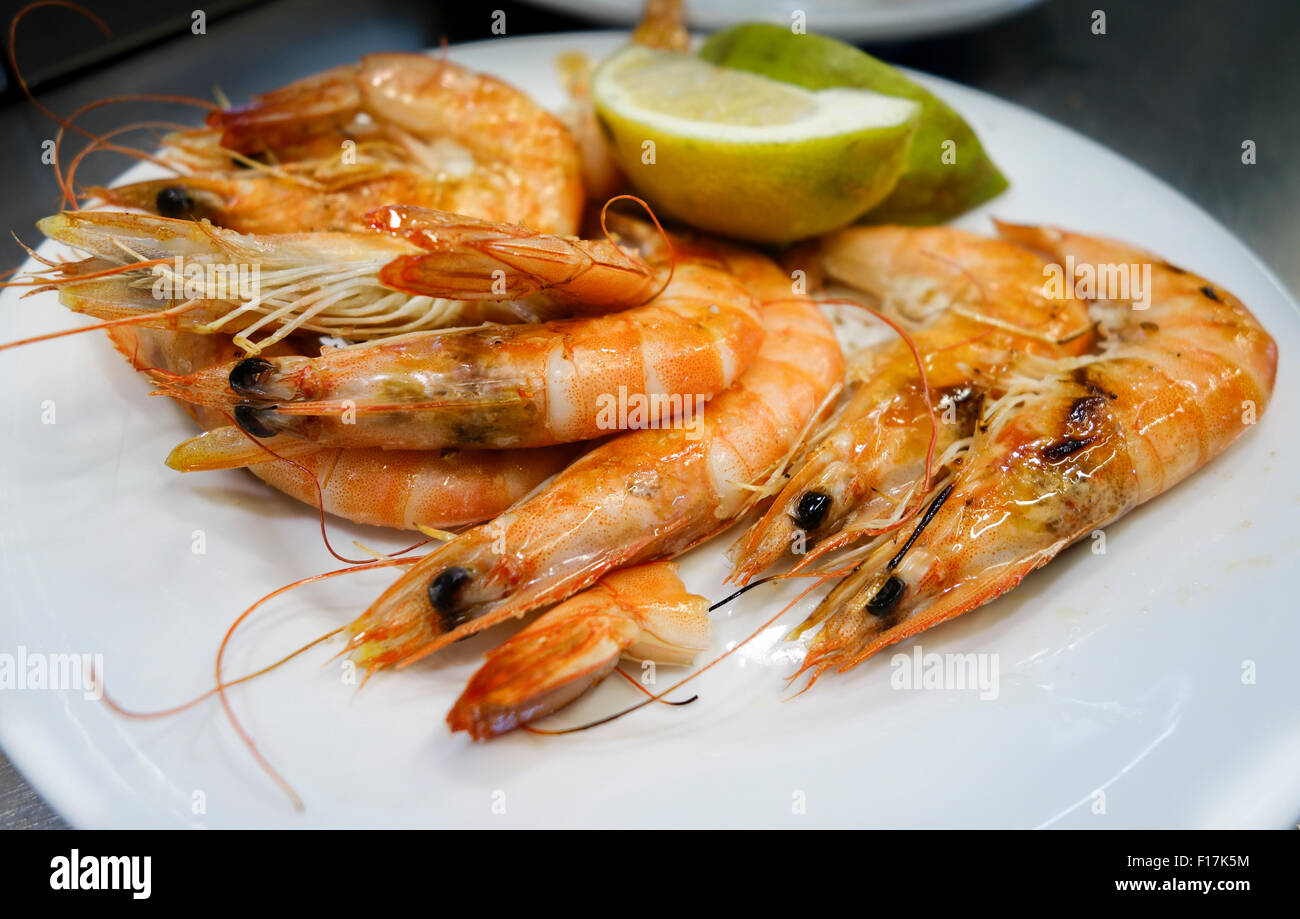 King prawns from the grill, a la plancha served with lemon at seafood bar. Spain Stock Photo Alamy