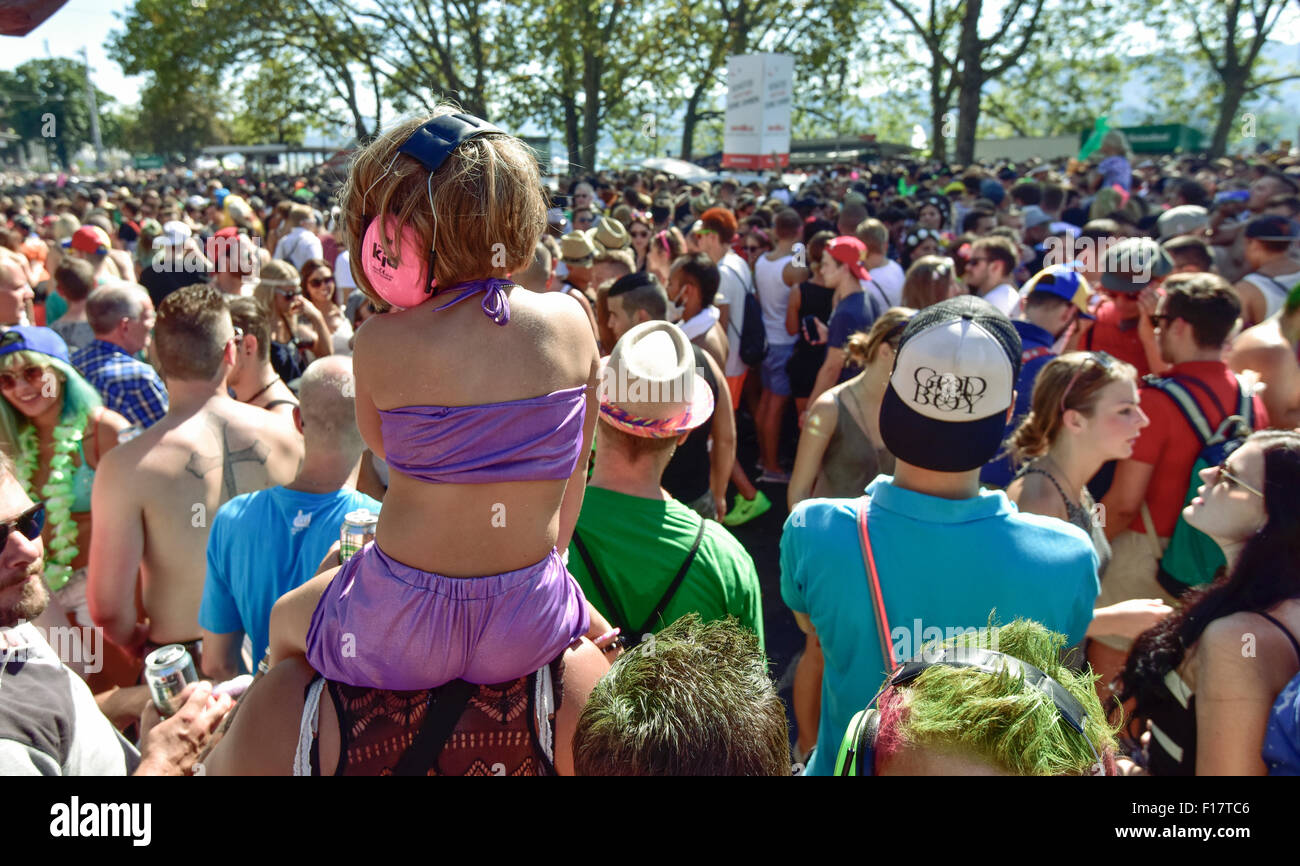 Zurich, Switzerland. 29th Aug, 2015. One of the younger visitors of  Zurich's Streetparade is watching the parade from above. Zurich's Streetparade is one of the world's largest techno music event. Credit:  Erik Tham/Alamy Live News Stock Photo