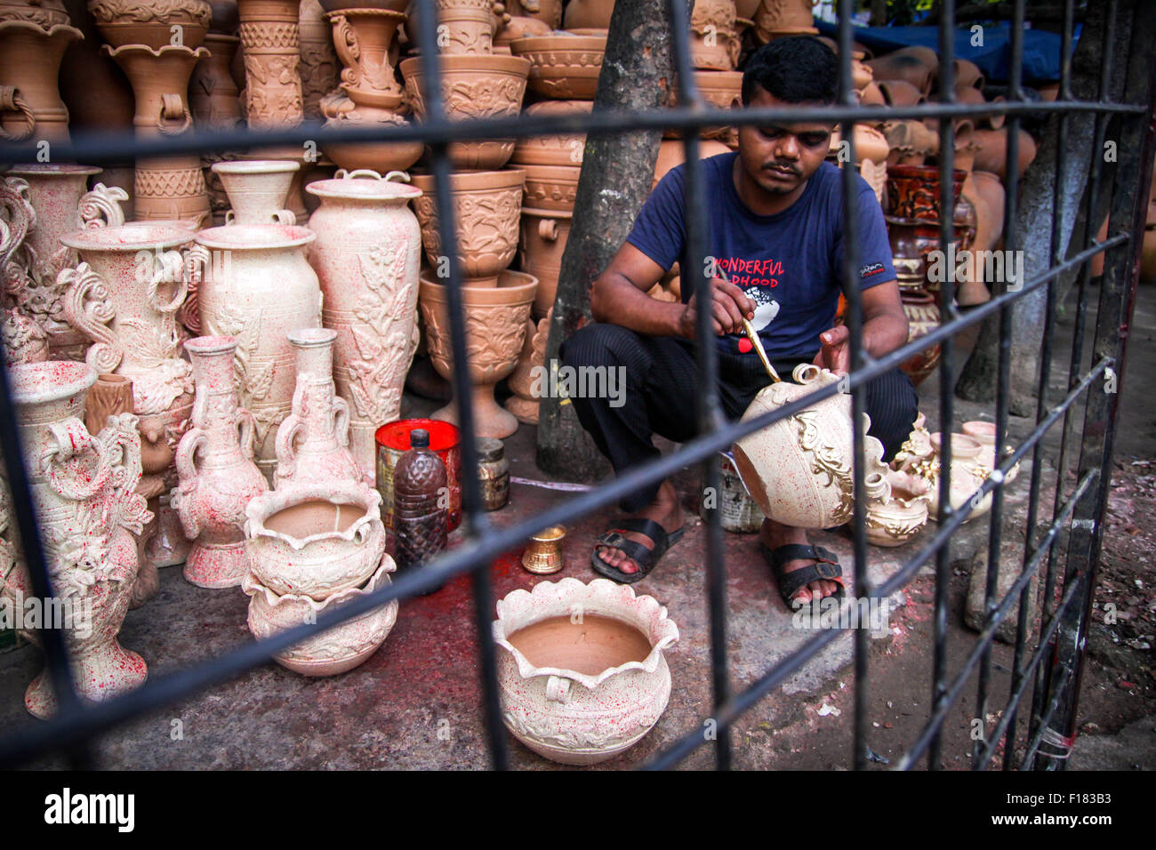 Dhaka, Bangladesh. 29th Aug, 2015. A painter painting the pottery