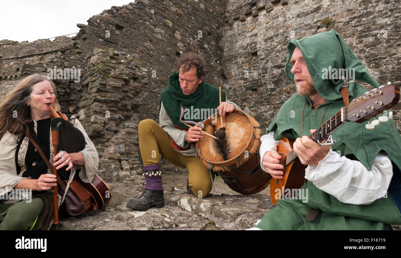 South Wales, UK, Saturday 29 August 2015. The 3rd annual Medieval Fair at Kidwelly Castle, near Llanelli, Carmarthenshire, Wales, UK. Pictured are three strolling minstrels who entertained both children and adults at Kidwelly Castle during bank holiday weekend. Credit:  Algis Motuza/Alamy Live News Stock Photo