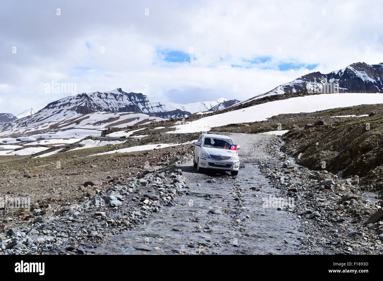 Car Passing through Rohtang Pass in himalayan mountains on Manali Leh ladakh Highway India Stock Photo